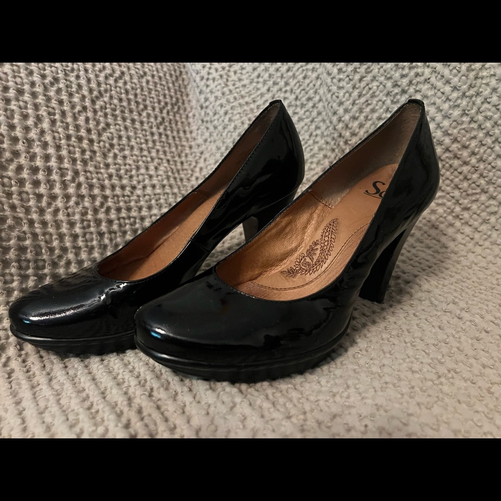 Sofft patent leather heel